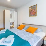 Alex Deluxe Apartments On Beach
